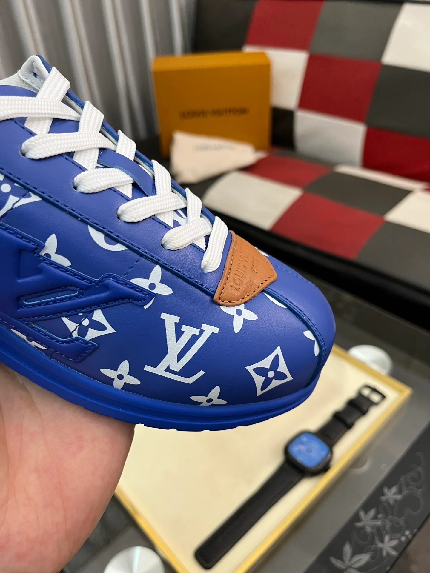 Men's shoes 💰700⌚️⌚️LV TARINE Louis Vuitton x Tyler joint model Donkey brand L family embossed couple style casual sneakers skate shoes original purchase and development This LV Trainer sneaker comes from the Louis Vuitton and Tyler collaboration series. The Monogram pattern and brand logo are transformed into nubuck calf leather embossing and side decoration respectively, witnessing the artist's creative interpretation of classic elements. The deep tones accentuate the complex upper, which requires hours of craftsmanship to complete. Exquisitely packaged at the delivery counter🛍📦 ▪️Fabrics: Original customized first-layer cowhide ▪️Inner lining: Original customized breathable mesh ▪️Outsole: Original open-molded two-color TPU combination outsole ▪️Sole thickness: 3CM ▪️Size: Women's 35-40 / Men's 38-46